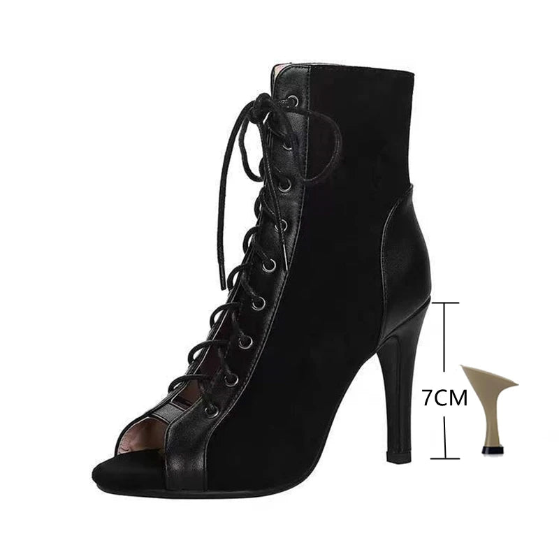 KicksStyle Divine Touch — a divine touch of elegance. Featuring a refined high heel, modern cutouts and sensual lace-up design, this model brings presence, charm and confidence to elevate any outfit with absolute sophistication.