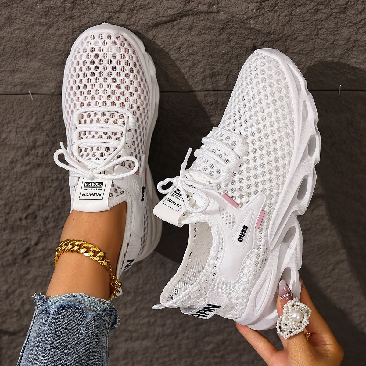KicksStyle Neo Femme — light, stylish and tech-inspired. With a breathable mesh design, modern sole and bold feminine look, this sneaker delivers extreme comfort, freshness and attitude for those who live fashion in motion.