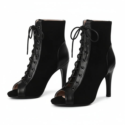 KicksStyle Divine Touch — a divine touch of elegance. Featuring a refined high heel, modern cutouts and sensual lace-up design, this model brings presence, charm and confidence to elevate any outfit with absolute sophistication.