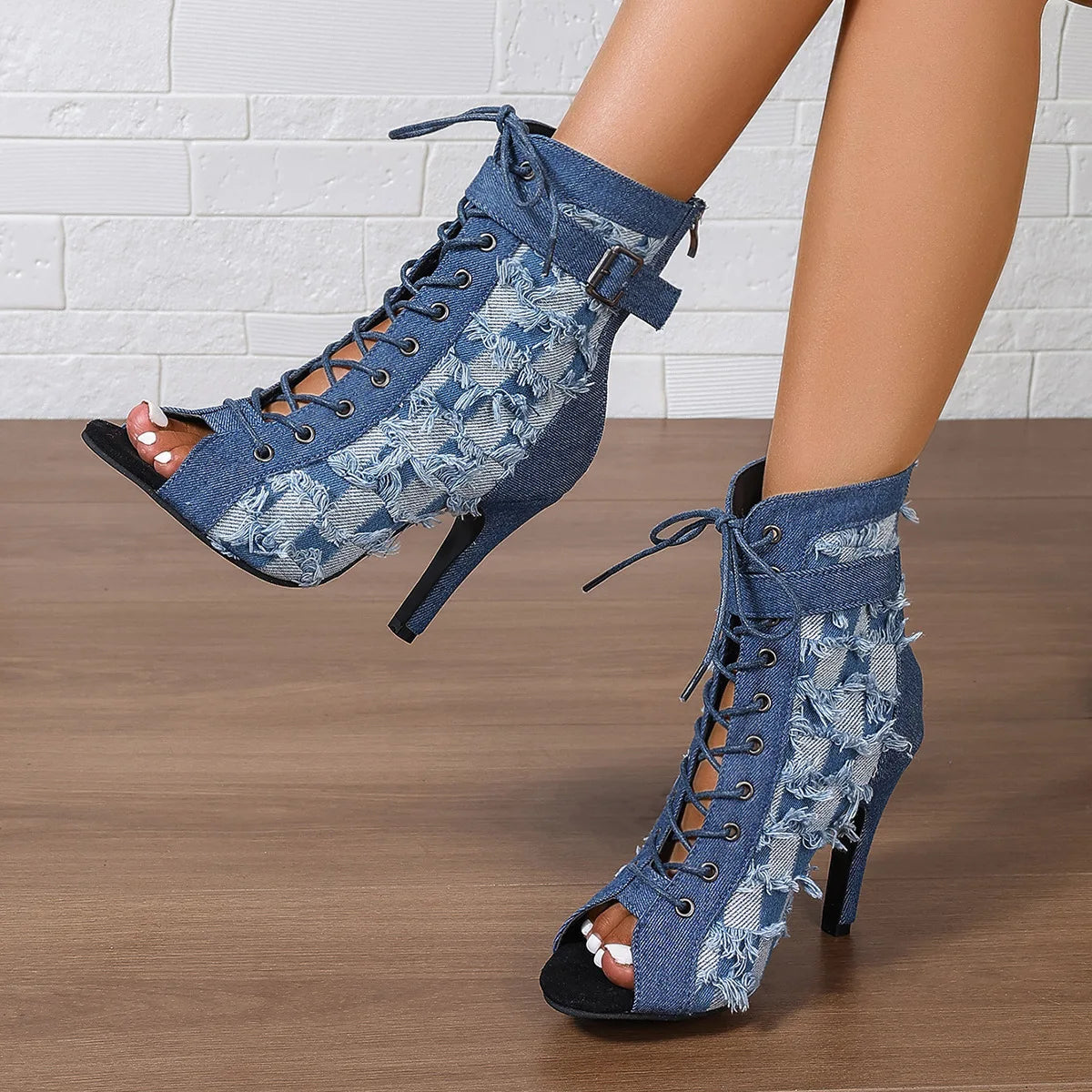KicksStyle Amélie Glam — style, boldness and glamour in one heel. Featuring textured denim, modern cutouts and an elegant lace-up design, this model delivers personality, charm and sophistication for those who love to stand out.