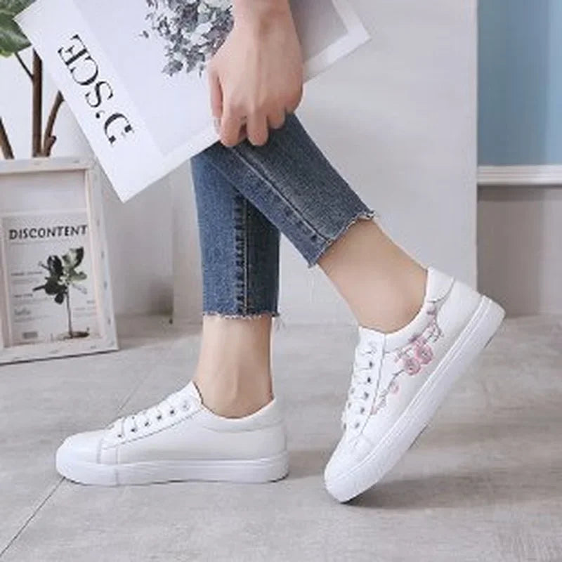 KicksStyle Street Muse — minimalist, elegant, and effortlessly stylish. Its clean white design with golden details delivers comfort and versatility, making every step a soft expression of modern fashion.