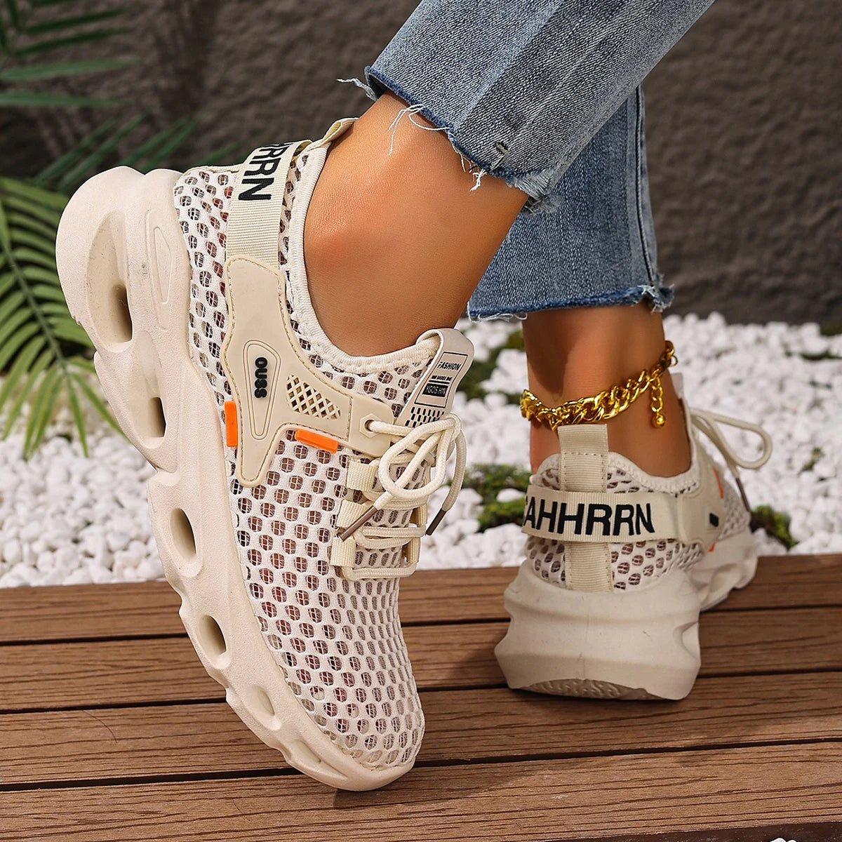 KicksStyle Neo Femme — light, stylish and tech-inspired. With a breathable mesh design, modern sole and bold feminine look, this sneaker delivers extreme comfort, freshness and attitude for those who live fashion in motion.