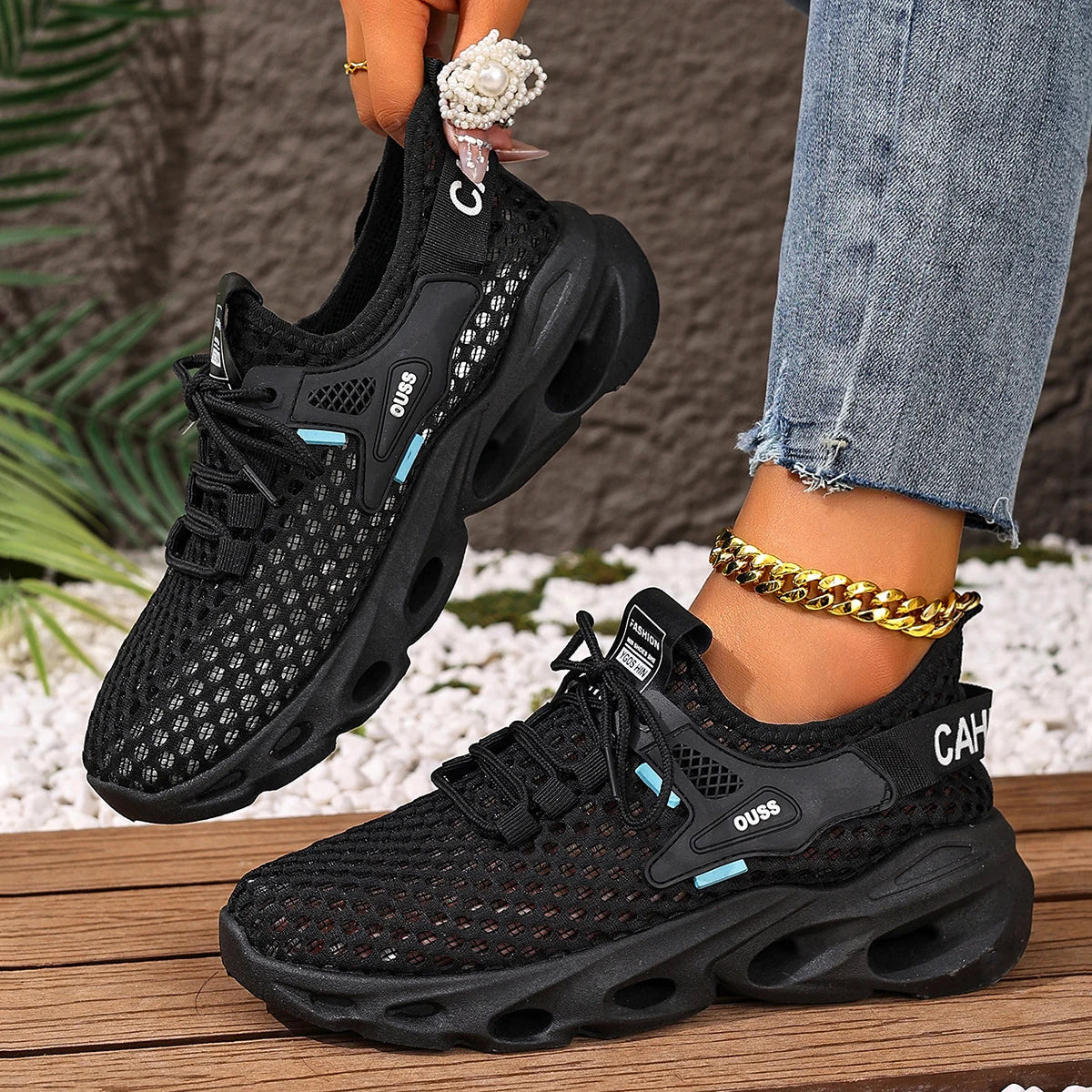 KicksStyle Neo Femme — light, stylish and tech-inspired. With a breathable mesh design, modern sole and bold feminine look, this sneaker delivers extreme comfort, freshness and attitude for those who live fashion in motion.