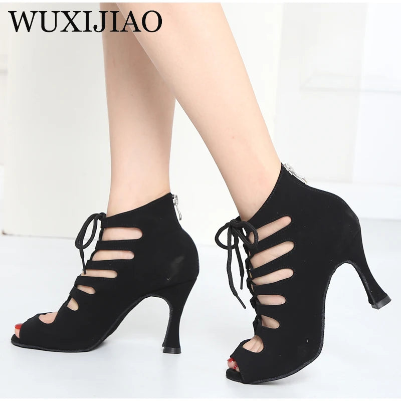 KicksStyle Éclat Paris — Parisian glamour in every detail. With elegant cutouts, a delicate lace-up design and a striking heel, this model blends charm, sensuality and sophistication to elevate any occasion with confidence and shine.