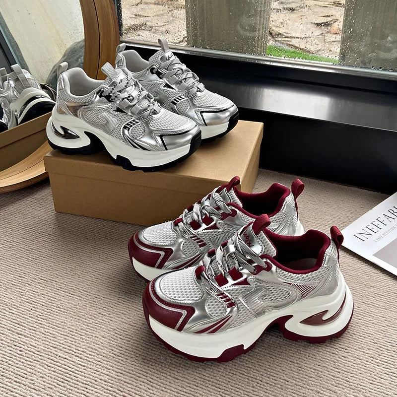 KicksStyle Light Run — lightweight performance with a futuristic edge. Metallic design, breathable structure and stable cushioning deliver comfort, speed and bold style for those who seek energy and personality in every step.