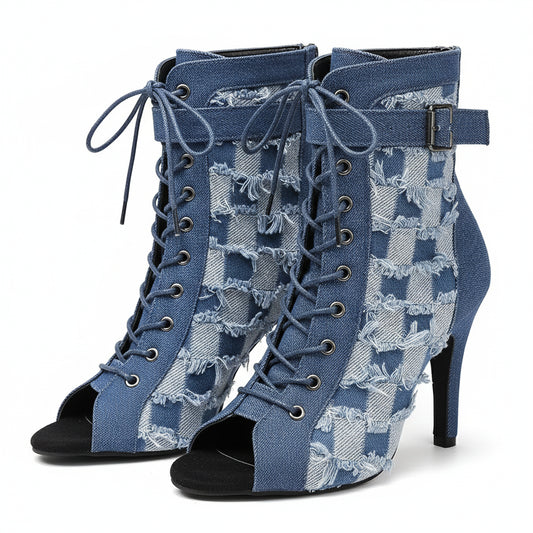 KicksStyle Amélie Glam — style, boldness and glamour in one heel. Featuring textured denim, modern cutouts and an elegant lace-up design, this model delivers personality, charm and sophistication for those who love to stand out.