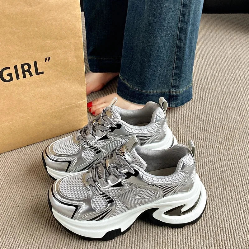 KicksStyle Light Run — lightweight performance with a futuristic edge. Metallic design, breathable structure and stable cushioning deliver comfort, speed and bold style for those who seek energy and personality in every step.